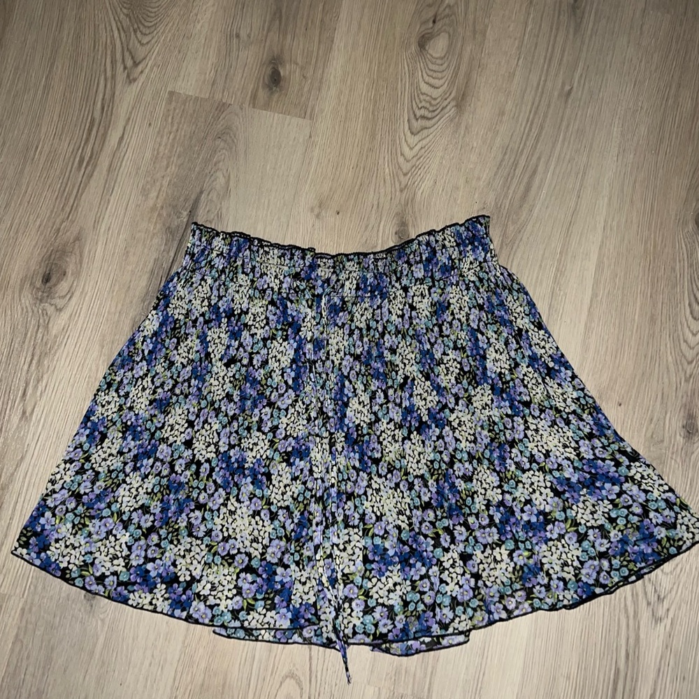 Stradivarius Floral Pleated Chiffon Shorts Size L High Rise